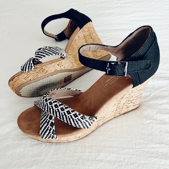 ☀️TOMS~ Strappy Wedges~ Size 8☀️ - Picture 7 of 16